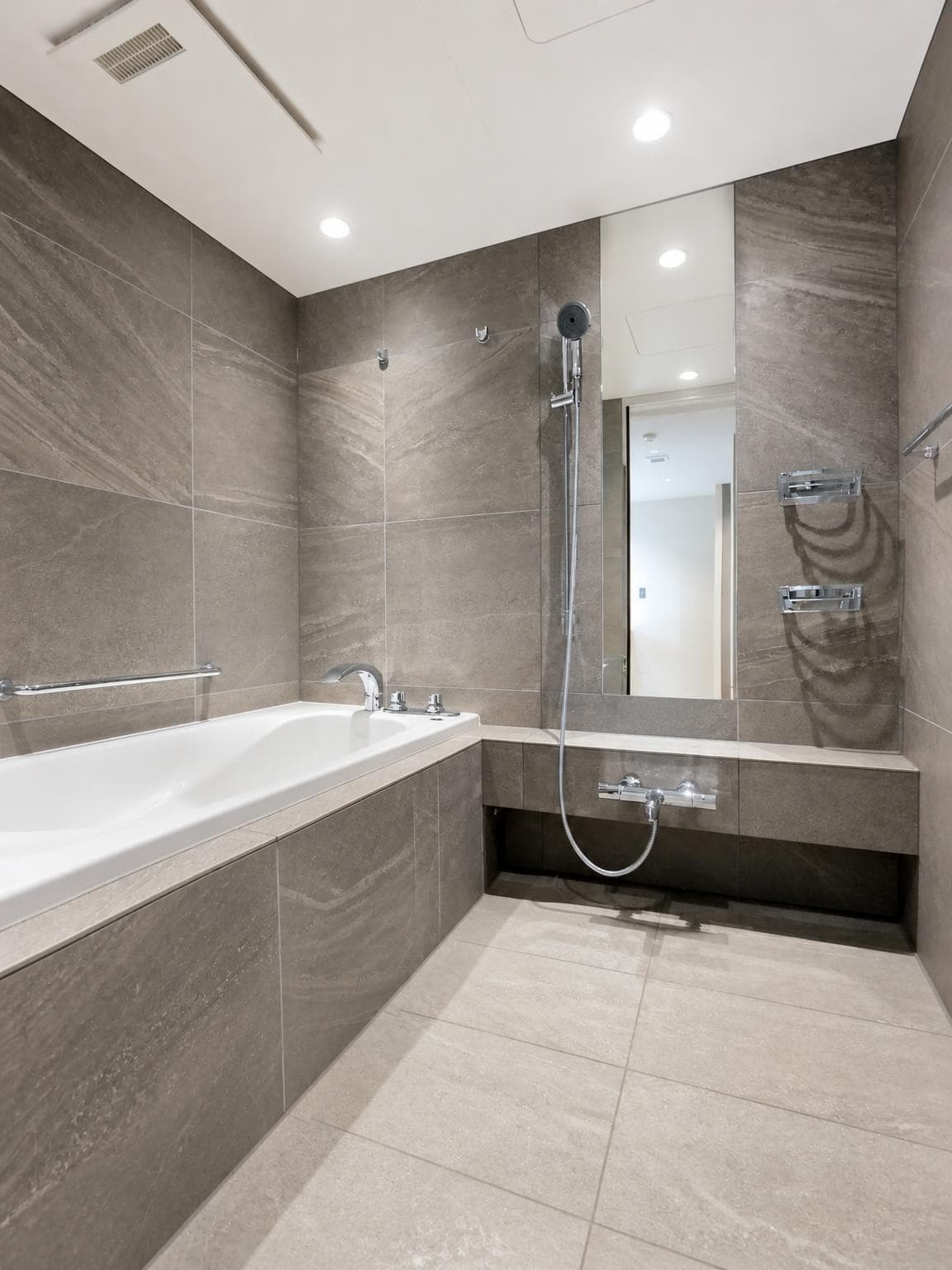 Hiroo Garden Hills – Renovated 2LDK Luxury Residence photo 5