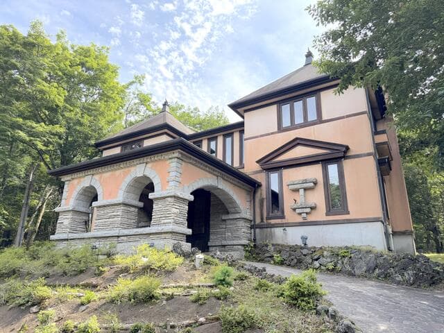 Hirano, Lake Yamanaka / Hotel on a 5,452㎡ Wooded Site, Yamanakako photo
