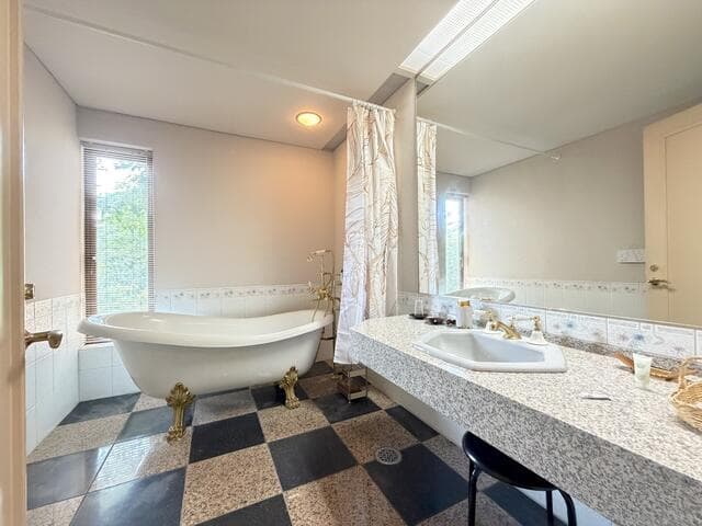 Hirano, Lake Yamanaka / Hotel on a 5,452㎡ Wooded Site, Yamanakako photo 7