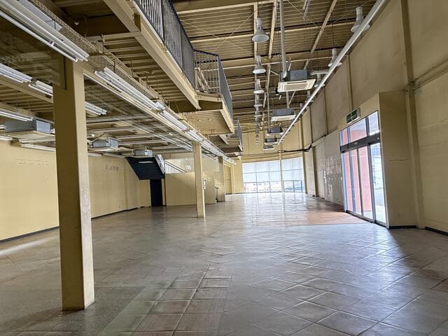 Former TSUTAYA Store, Sanjo-oji / Retail Building, Nara photo 4