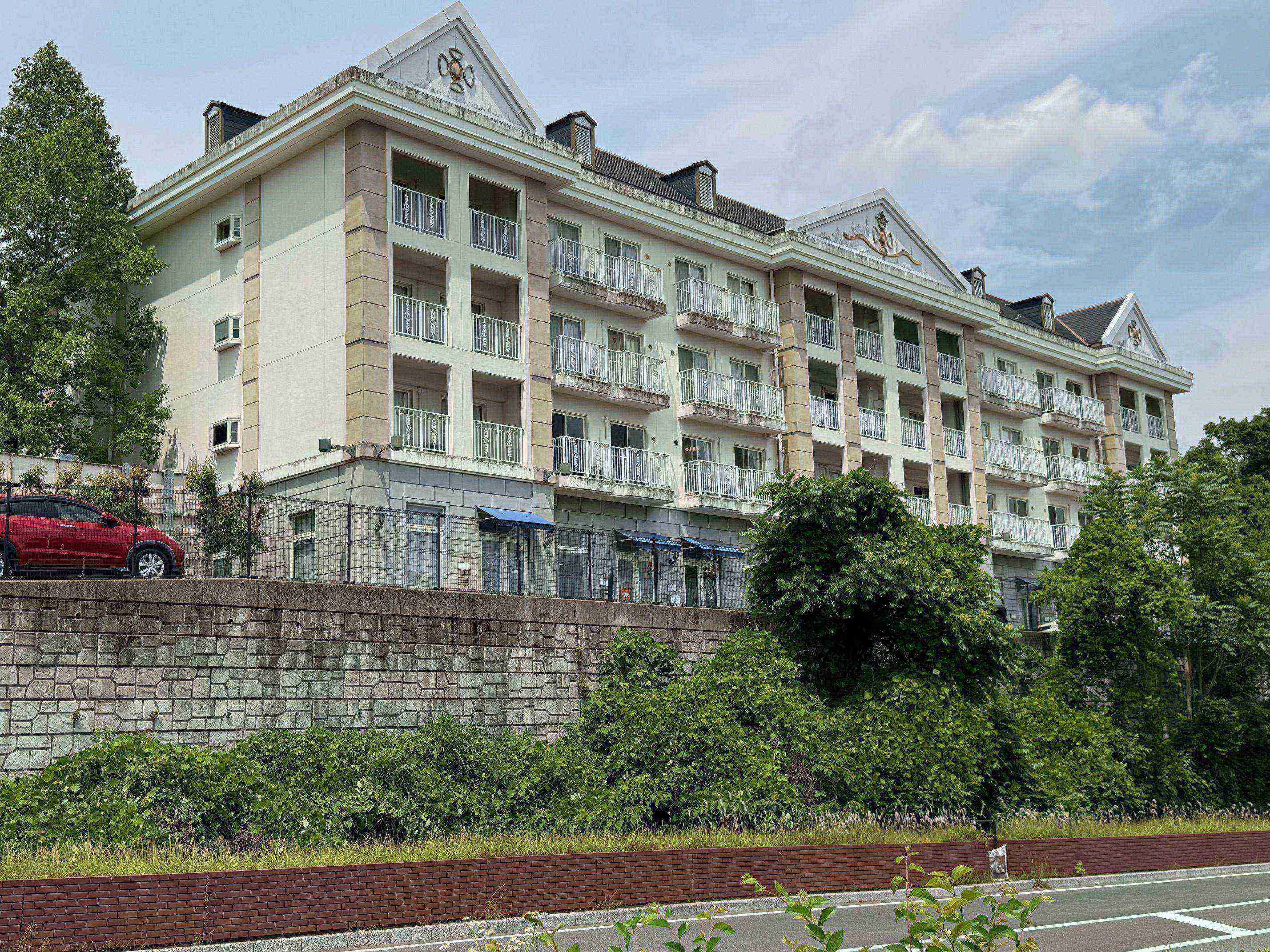 Bloemendaal Mansion B / Whole Apartment Building, Sasebo photo